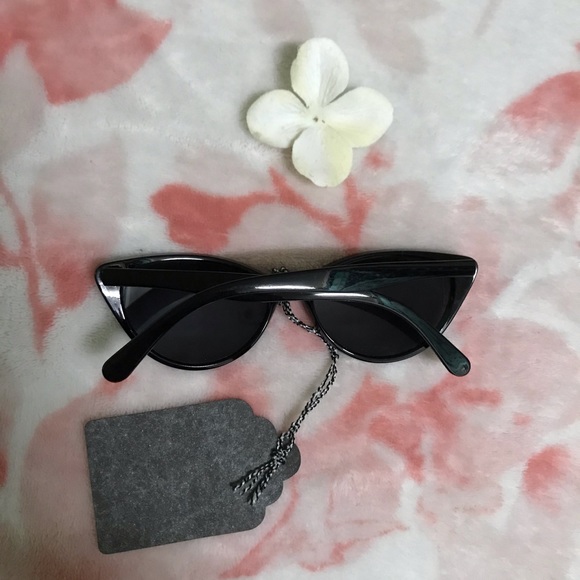 🕶 Black Cat-Eye Sunglasses 🛍 - Picture 2 of 8